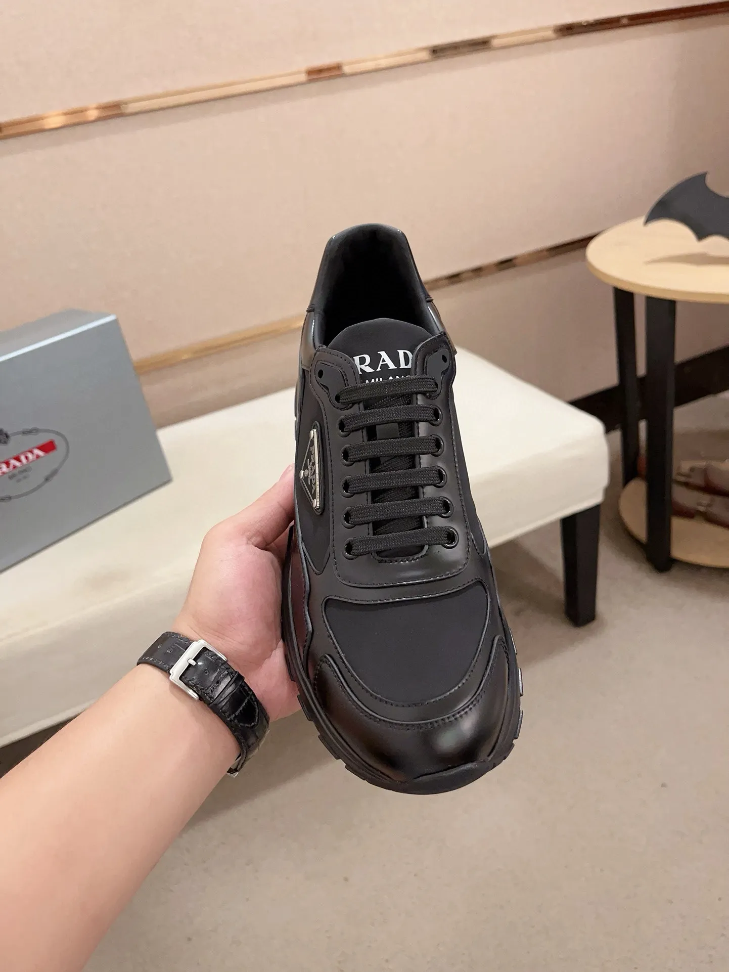 Men's Men's Shoes 💰 580💰 ✔️✔️✔️High-quality new PRADA (Prada) counters are launched simultaneously. The new men's shoes and 😘fabric are made of selected first-layer cowhide and technological glue-spraying technology. Lining: Full cowhide lining. 👍🏿High-end☄️Open-molded non-slip rubber outsole, exquisite lines, simple and elegant, comfortable and high-end for leisure travel. Code number: 38 to 44 (can be customized to 45, non-refundable!